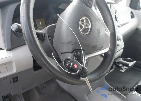 2015 Toyota Sienna Le 8 Passenger z USA, uszkodzony, nr VIN 5TDKK3DC6FS543724